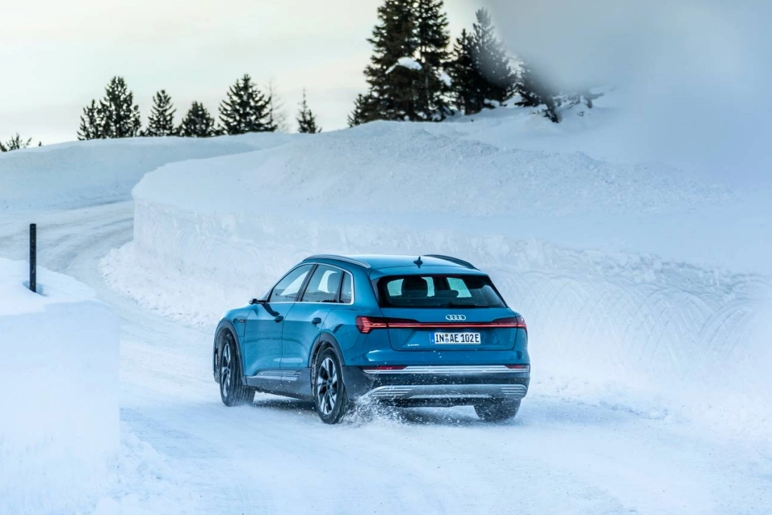 voiture électrique Audi e-tron route enneigée hiver montagne